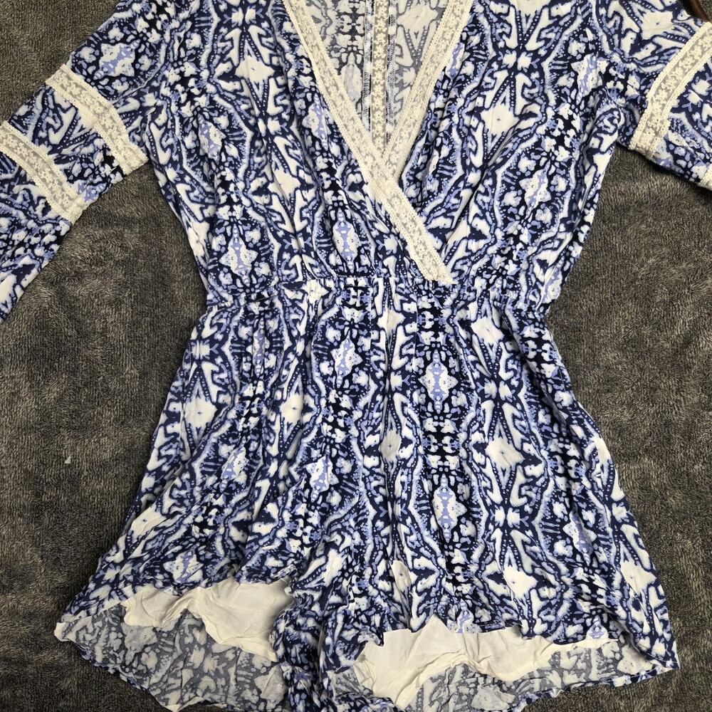L Space Blue And White Patterned Faux Wrap Long Sleeve Lacey Romper Size Medium - Picture 4 of 6